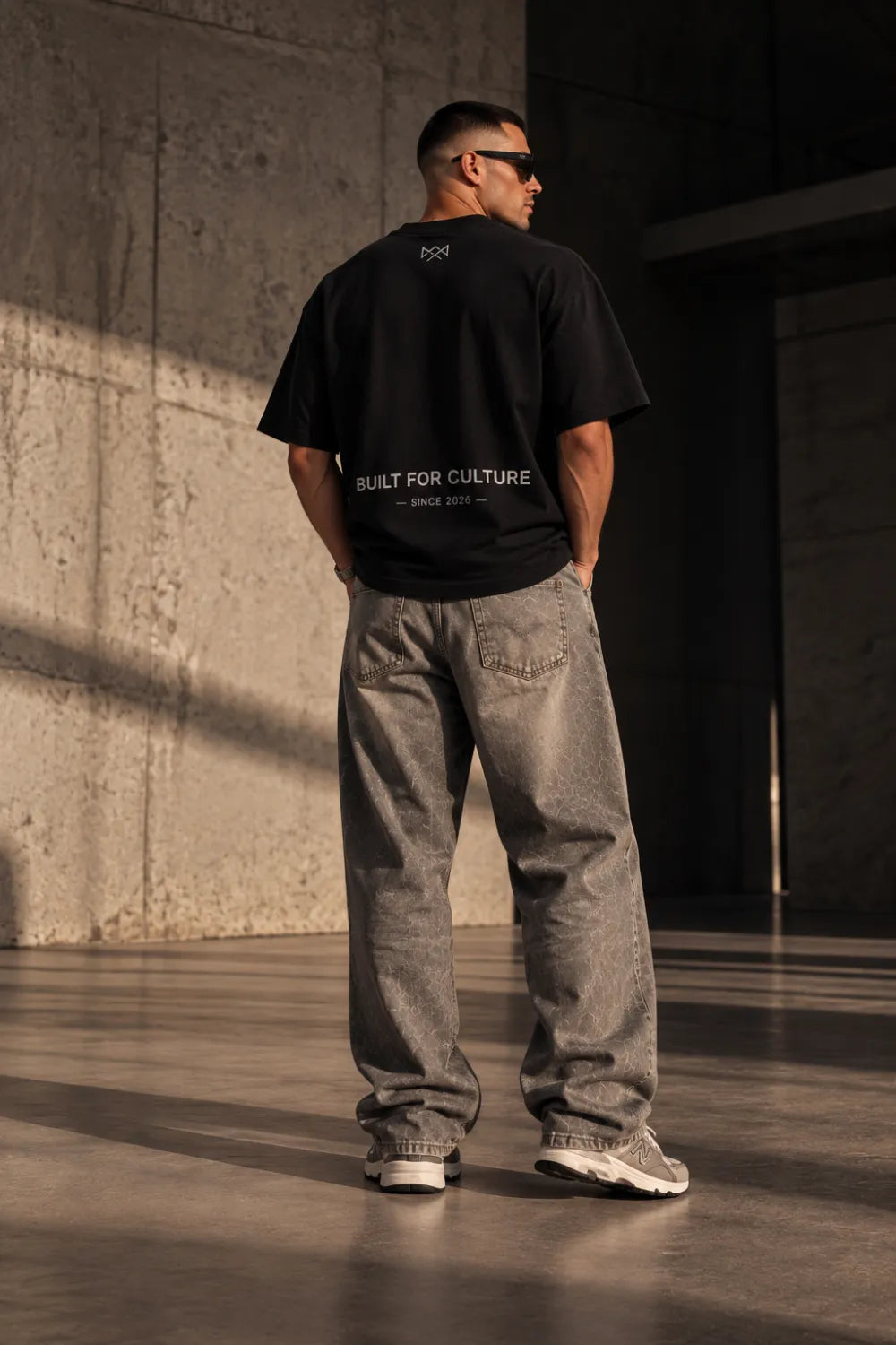 Built For oversized T-shirt zwart met lower print, achterkant, productfoto
