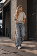 Model draagt Built For oversized T-shirt beige, voorkant