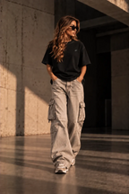 Model draagt Built For oversized T-shirt zwart, voorkant