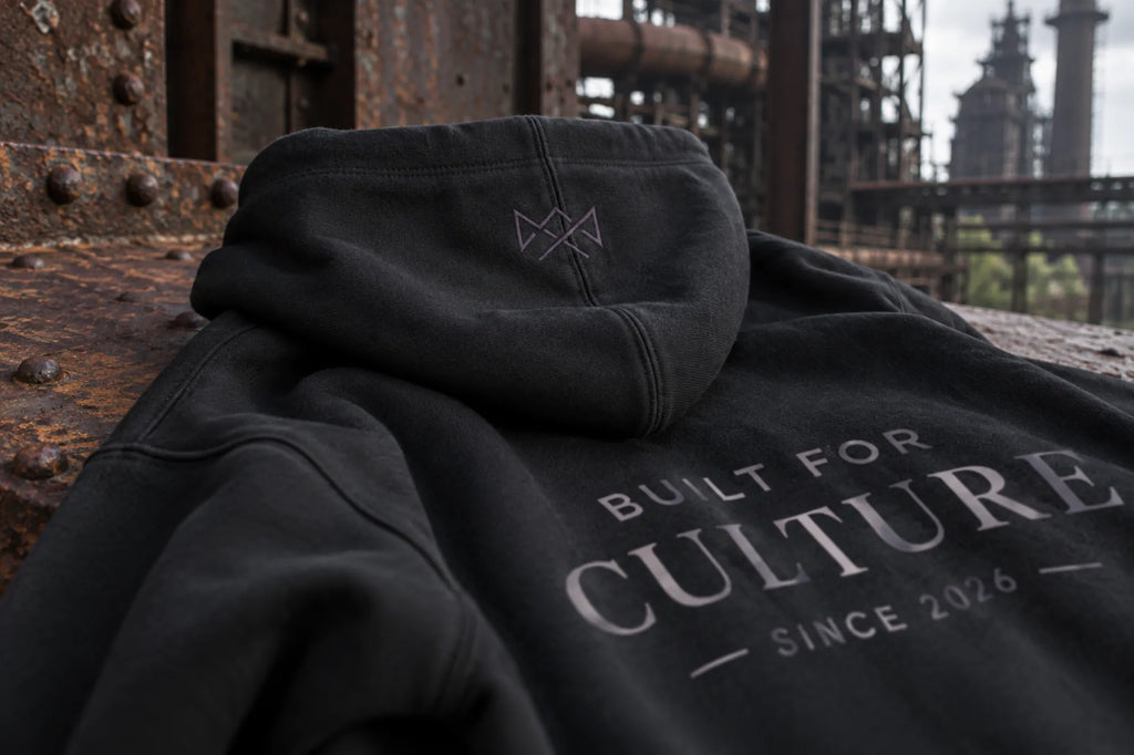 Built For zwarte oversized hoodie met capuchon en logo op een roestige balk