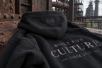 Built For zwarte oversized hoodie met capuchon en logo op een roestige balk