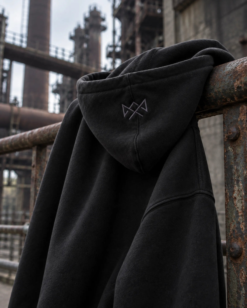 Built For zwarte oversized hoodie hangend over een hek