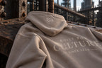 Built For zand oversized hoodie met capuchon en logo op een roestige balk