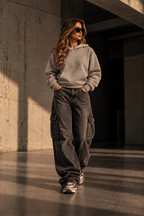 Model draagt Built For oversized hoodie beige, voorkant