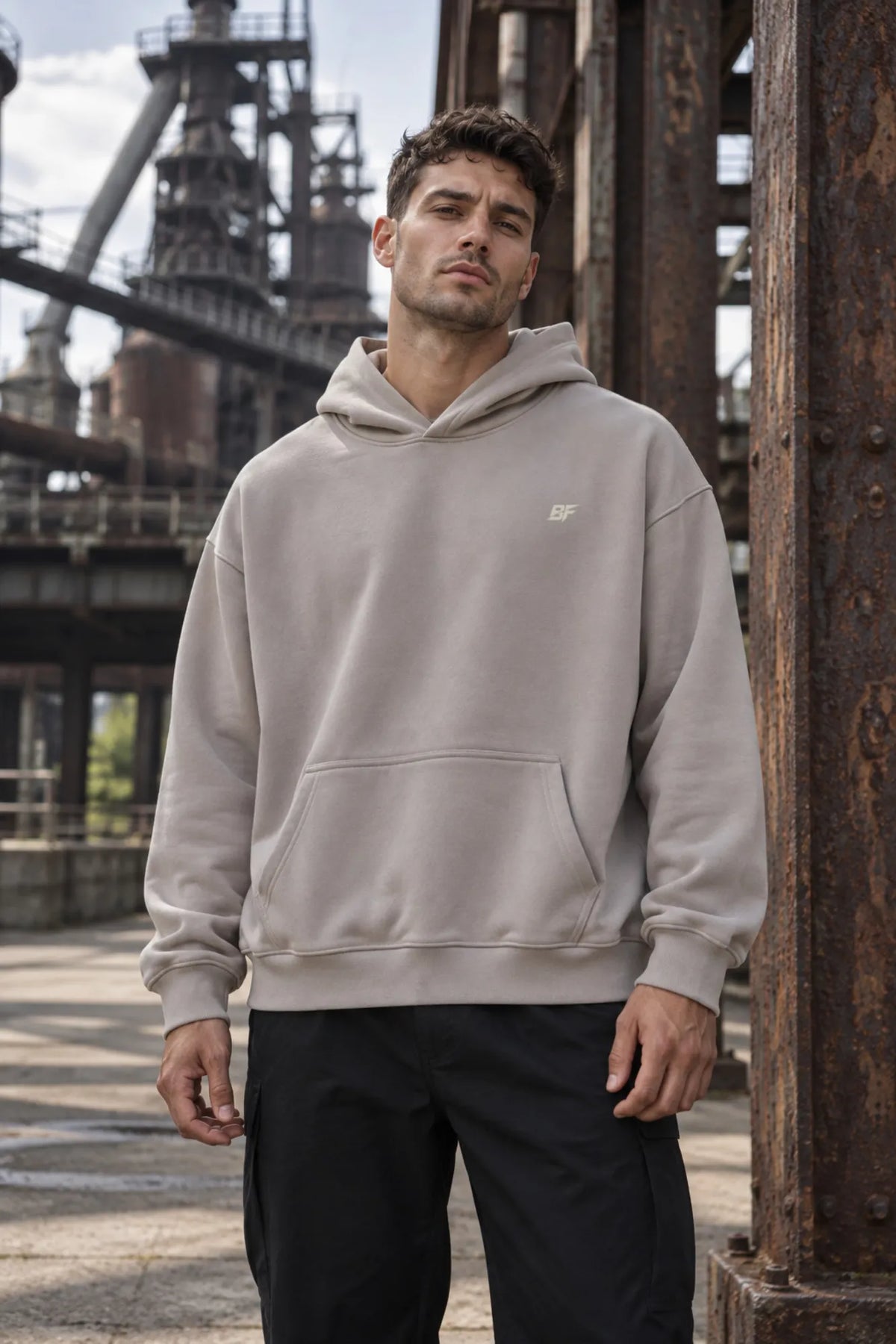 Model draagt Built For oversized hoodie in zand