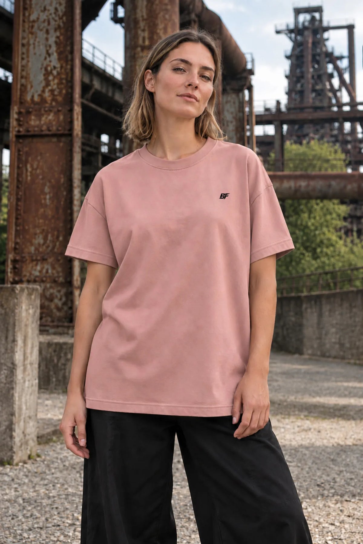 Model draagt Built For oversized T-shirt in roze