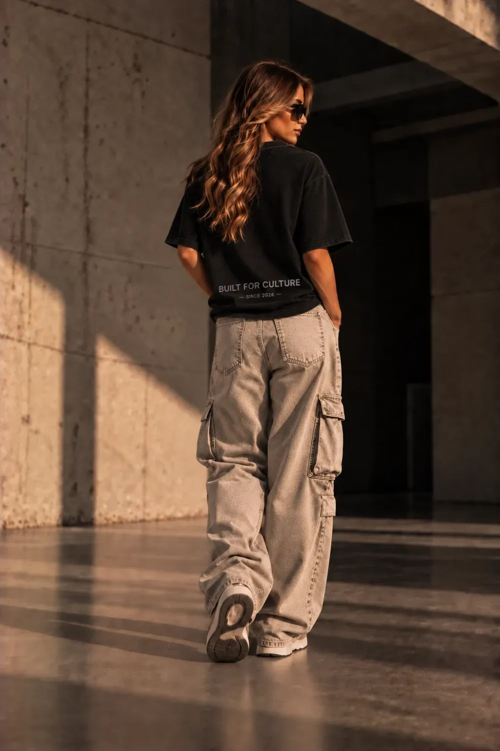 Model draagt Built For oversized T-shirt zwart met lower print, achterkant