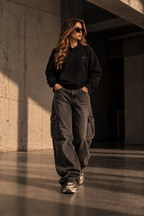 Model draagt Built For oversized hoodie zwart, voorkant