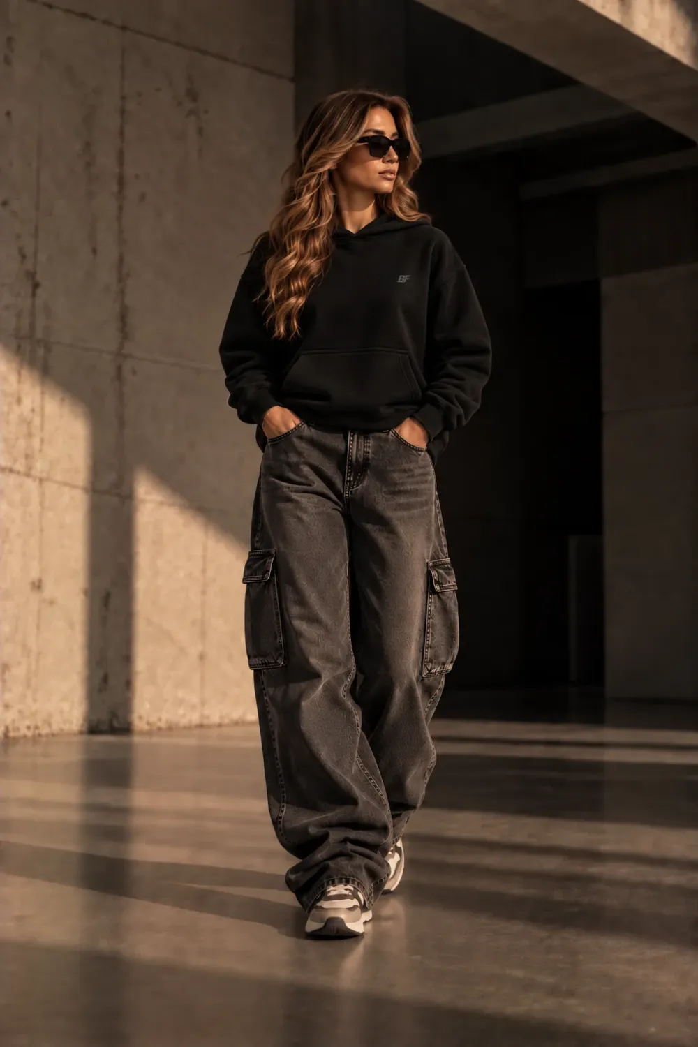 Model draagt Built For oversized hoodie zwart, voorkant